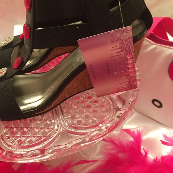 ADORABLE sandals and matching earings with hello kitty and crystal details! - Picture 9 of 11